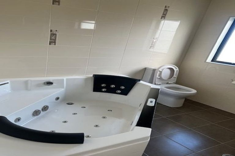 Photo of property in 35 Cityview Place, Massey, Auckland, 0614