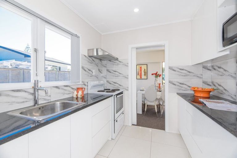 Photo of property in 117 Godley Road, Green Bay, Auckland, 0604