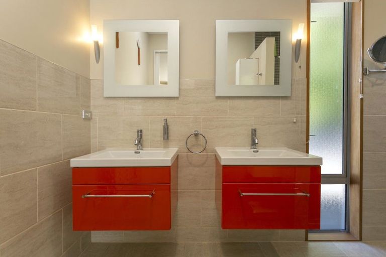 Photo of property in 5 Cameron Drive, Acacia Bay, Taupo, 3385