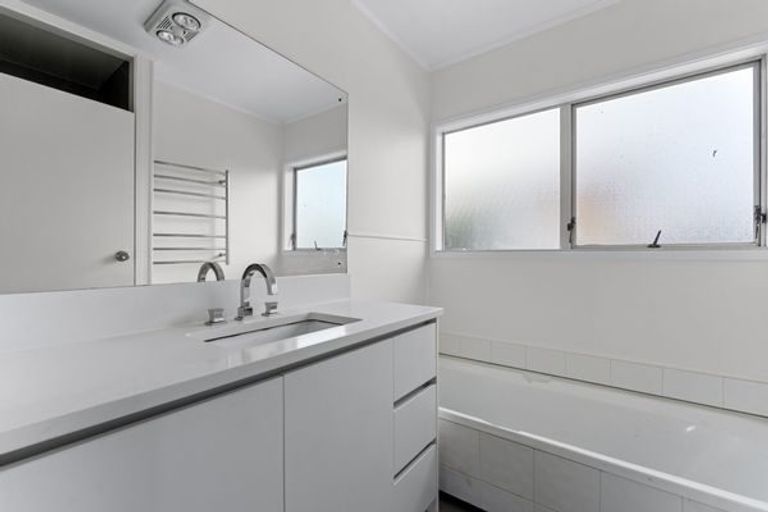 Photo of property in 19 Casuarina Road, Half Moon Bay, Auckland, 2012