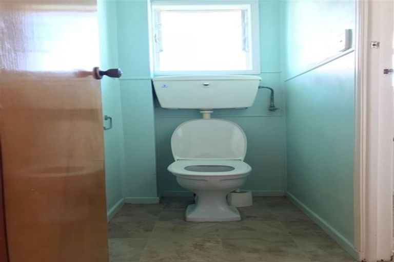 Photo of property in 28 Archibald Road, Kelston, Auckland, 0602