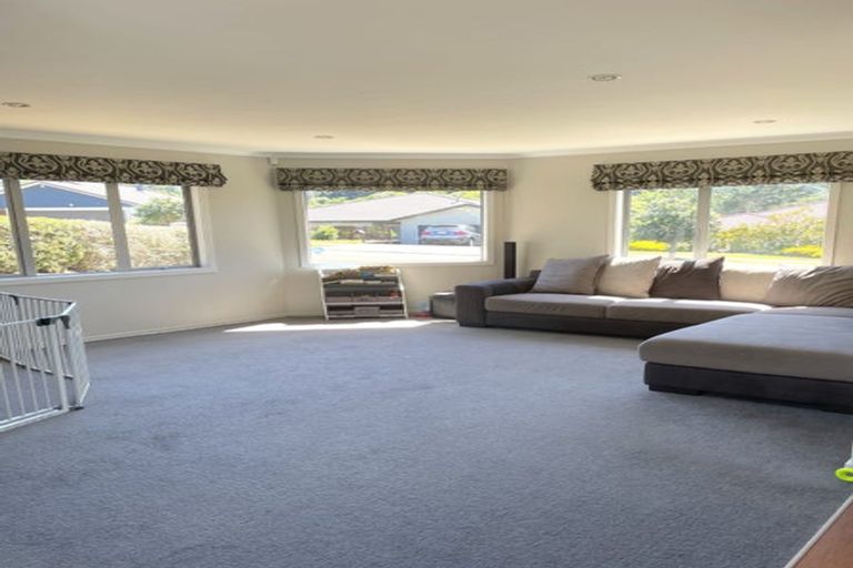 Photo of property in 40 Te Puia Drive, Aotea, Porirua, 5024