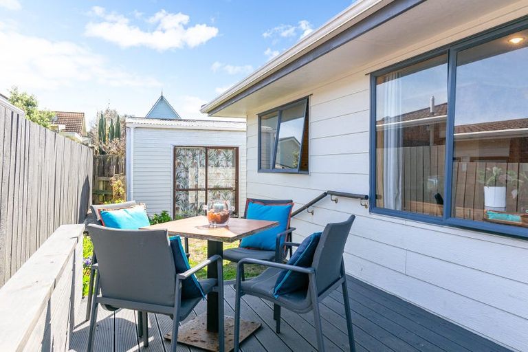 Photo of property in 104 Apu Crescent, Lyall Bay, Wellington, 6022