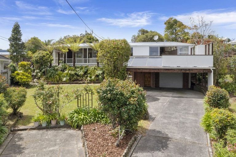 Photo of property in 29 Highland Avenue, Titirangi, Auckland, 0604