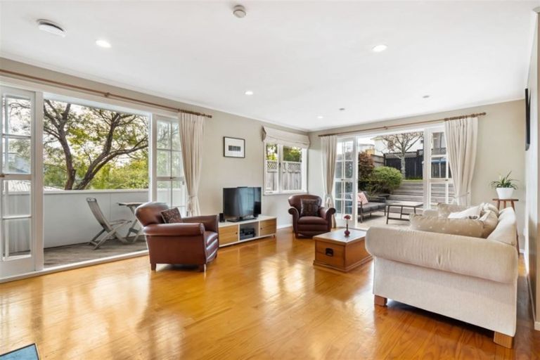 Photo of property in 2/24 Selwyn Crescent, Forrest Hill, Auckland, 0620