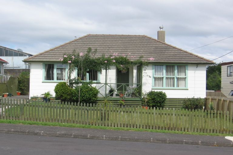 Photo of property in 82 Kelman Road, Kelston, Auckland, 0602