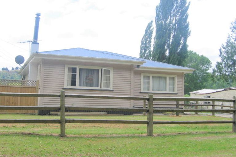 Photo of property in 12 Marsack Road, Taumarunui, 3992
