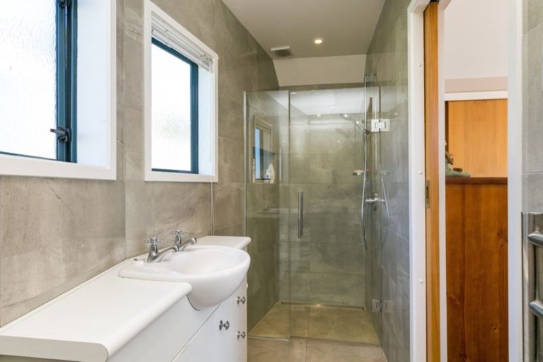 Photo of property in 46 Apuka Street, Brooklyn, Wellington, 6021