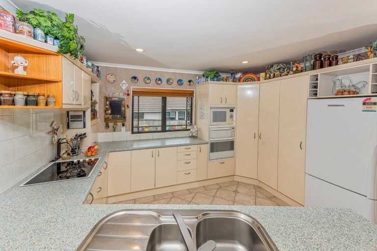 Photo of property in 15 Hogarth Rise, West Harbour, Auckland, 0618