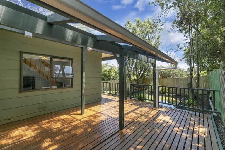 Photo of property in 2/15 Sunward Rise, Glenfield, Auckland, 0629