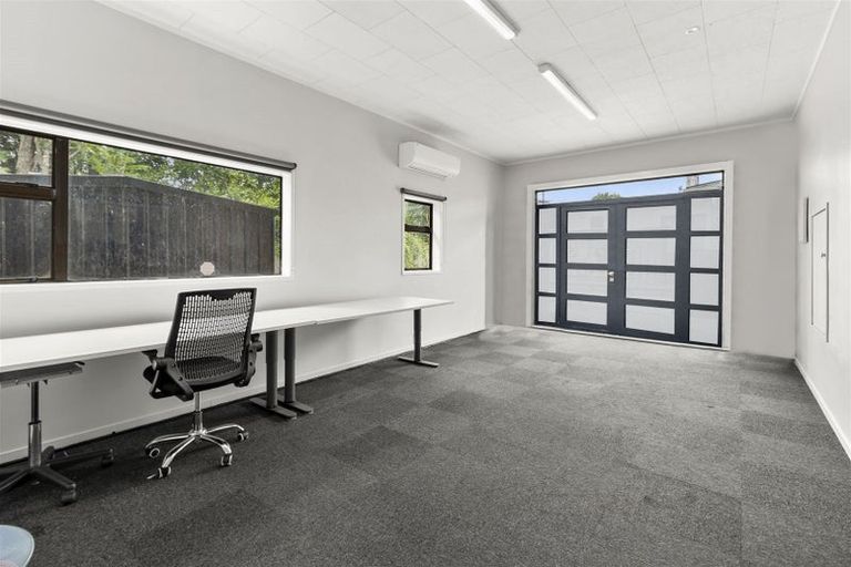 Photo of property in 1/9 Gloria Avenue, Te Atatu Peninsula, Auckland, 0610