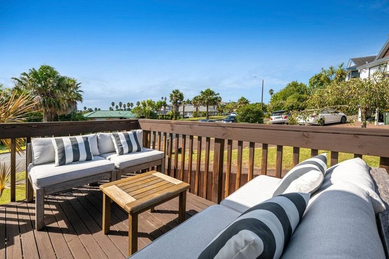 Photo of property in 24 Goldfinch Rise, Unsworth Heights, Auckland, 0632