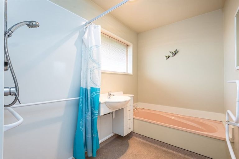 Photo of property in 2/76 Gilberthorpes Road, Hei Hei, Christchurch, 8042