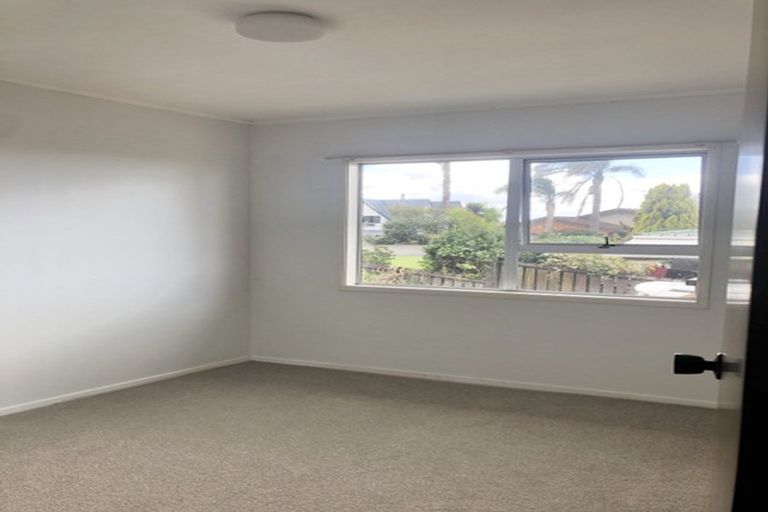 Photo of property in 18 Halldene Terrace, Red Beach, 0932