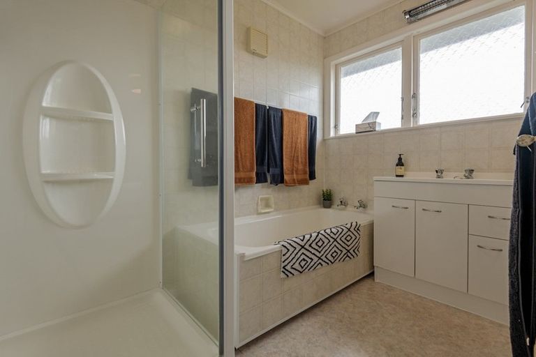 Photo of property in 1 Athlone Place, Hokowhitu, Palmerston North, 4410