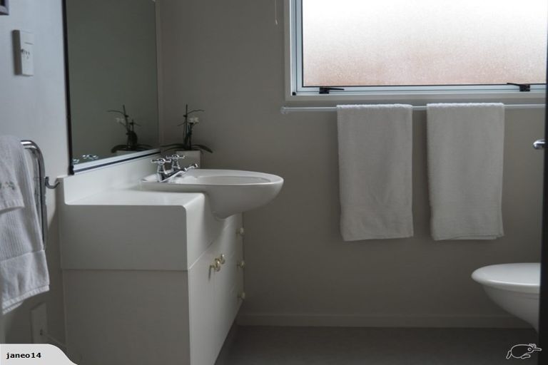 Photo of property in 8 Rhodesvale Terrace, Cashmere, Christchurch, 8022