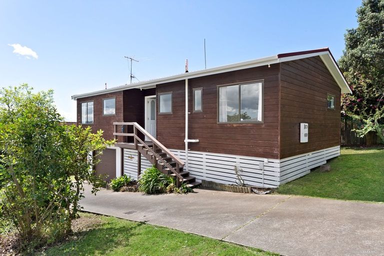 Photo of property in 2/148 Sunset Road, Unsworth Heights, Auckland, 0632