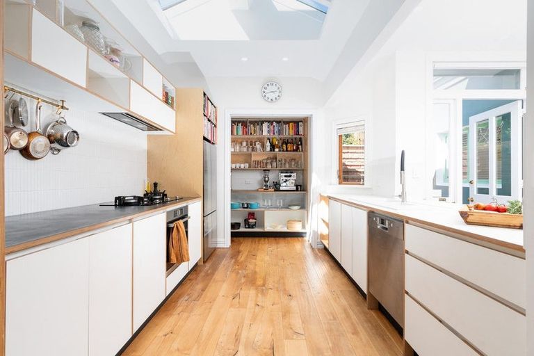 Photo of property in 16 Hawker Street, Mount Victoria, Wellington, 6011