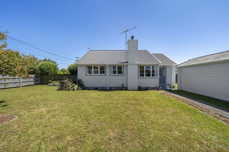Photo of property in 2 Robertson Street, Elderslea, Upper Hutt, 5018