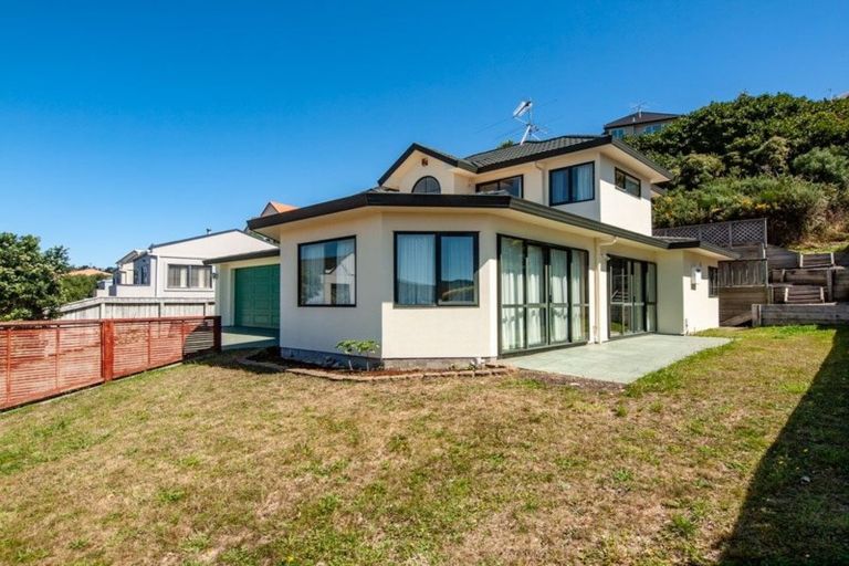 Photo of property in 27 Derry Hill, Churton Park, Wellington, 6037