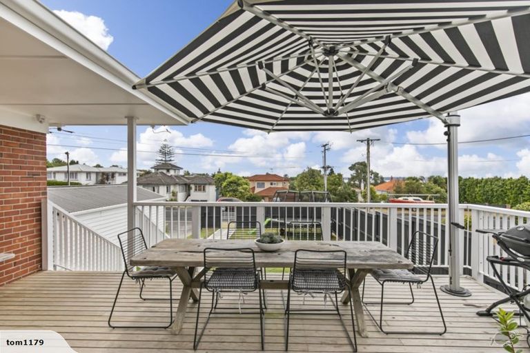 Photo of property in 15 Kokiri Street, Te Atatu South, Auckland, 0610