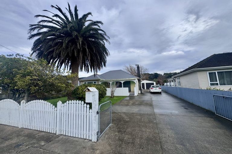 Photo of property in 33 Wellington Road, Wainuiomata, Lower Hutt, 5014