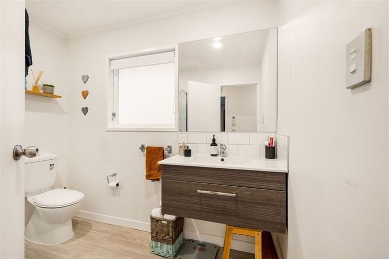 Photo of property in 20 Arlette Place, Massey, Auckland, 0614