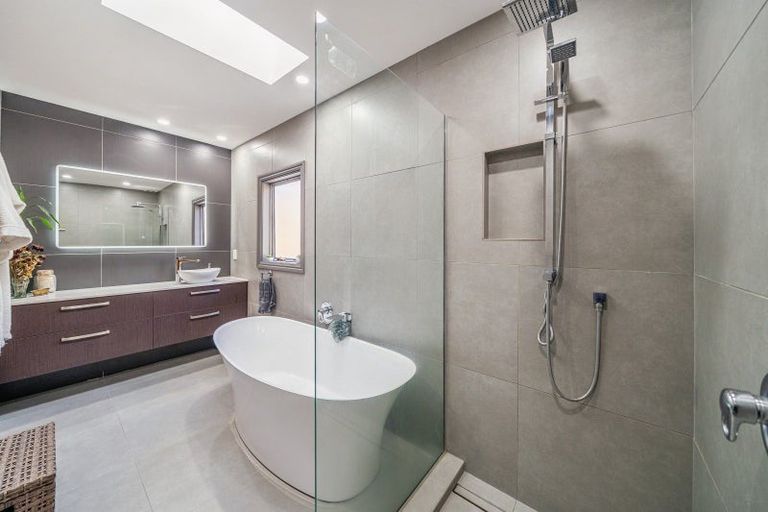Photo of property in 62 Kiriwai Road, Paremata, Porirua, 5024