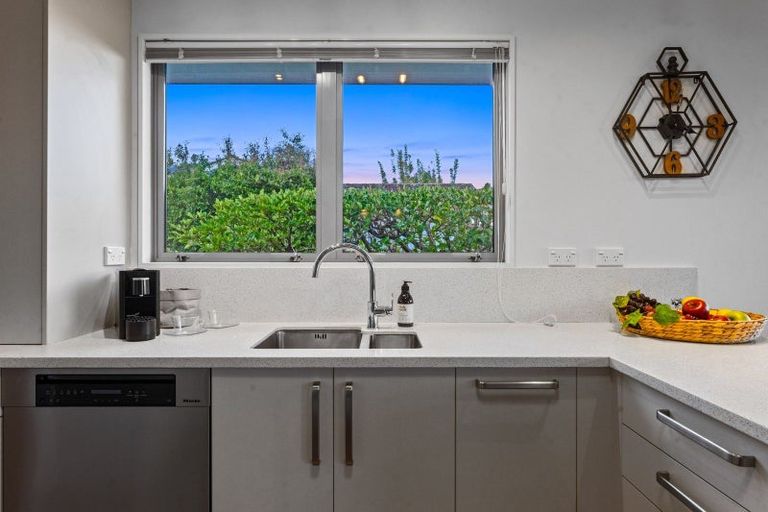 Photo of property in 15 Tableau Place, Totara Vale, Auckland, 0629