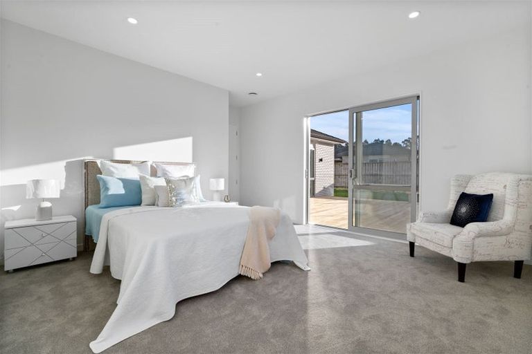 Photo of property in 16 Kilmacrennan Drive, Rosehill, Papakura, 2113