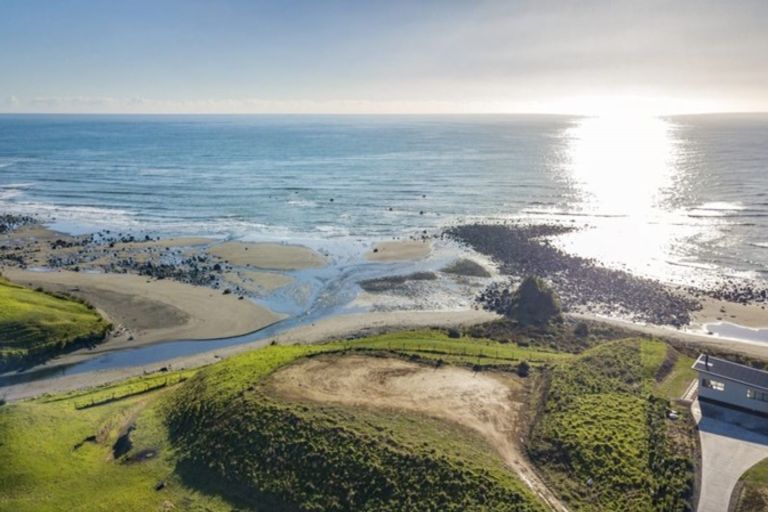 Photo of property in 2 Washer Road, Omata, New Plymouth, 4374