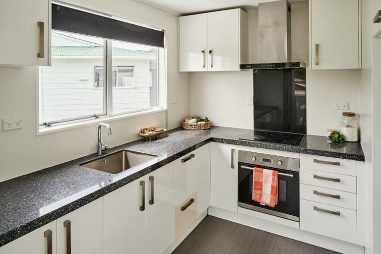 Photo of property in 30 Colchester Crescent, Newlands, Wellington, 6037