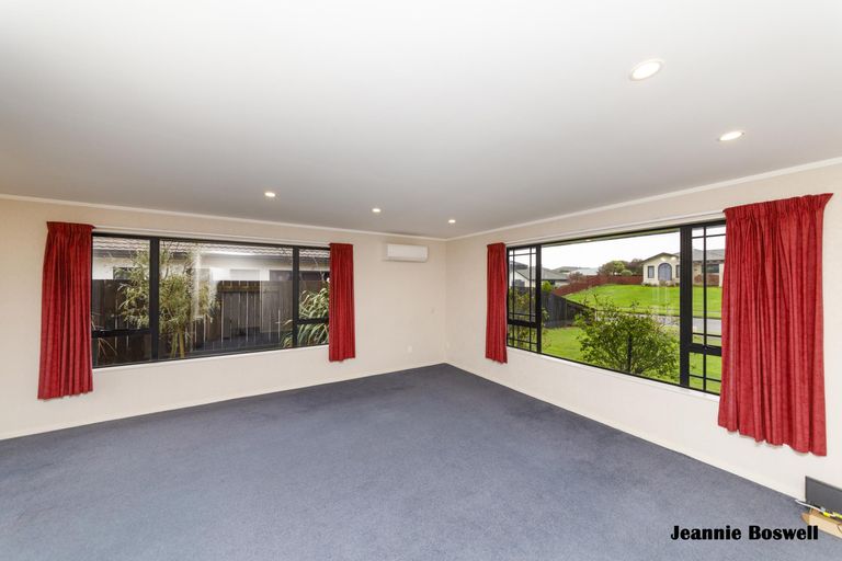 Photo of property in 20 Aspen Way, Kelvin Grove, Palmerston North, 4414