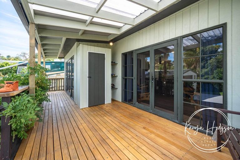 Photo of property in 10 Regent Street, Whakapirau, Maungaturoto, 0583