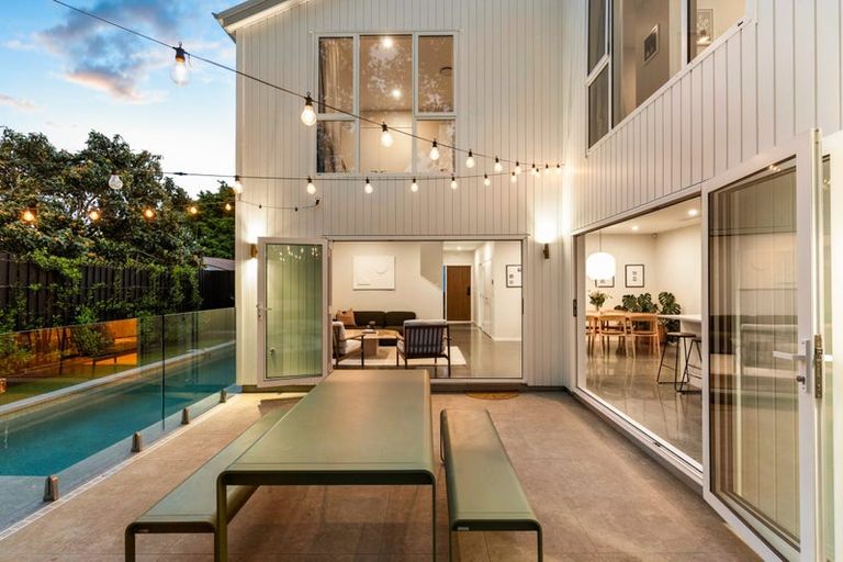 Photo of property in 35a Sullivan Avenue, Mangere Bridge, Auckland, 2022