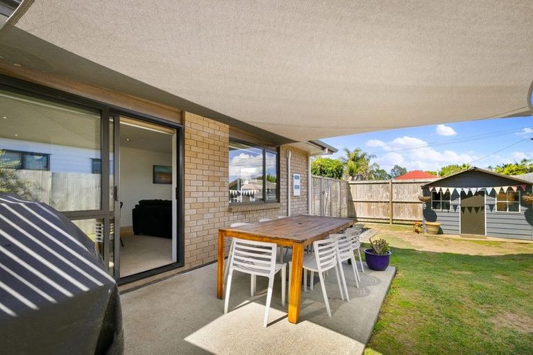 Photo of property in 3b Tawa Road, Te Atatu Peninsula, Auckland, 0610