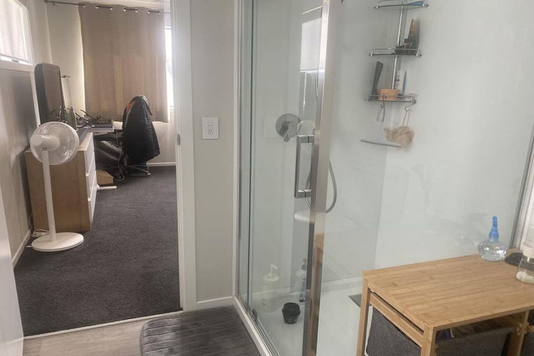 Photo of property in 91b Whites Line East, Waiwhetu, Lower Hutt, 5010