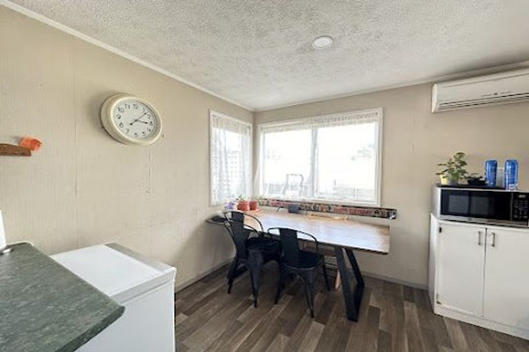 Photo of property in 5 Gibbons Road, Weymouth, Auckland, 2103