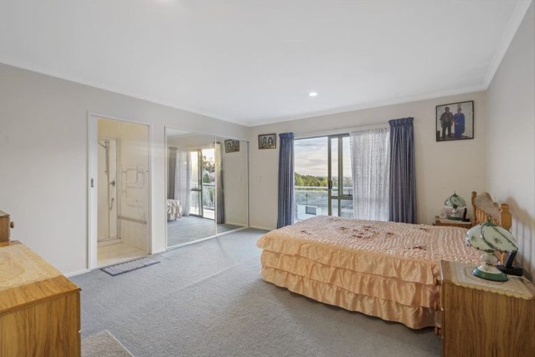 Photo of property in 12 Pistachio Place, Goodwood Heights, Auckland, 2105