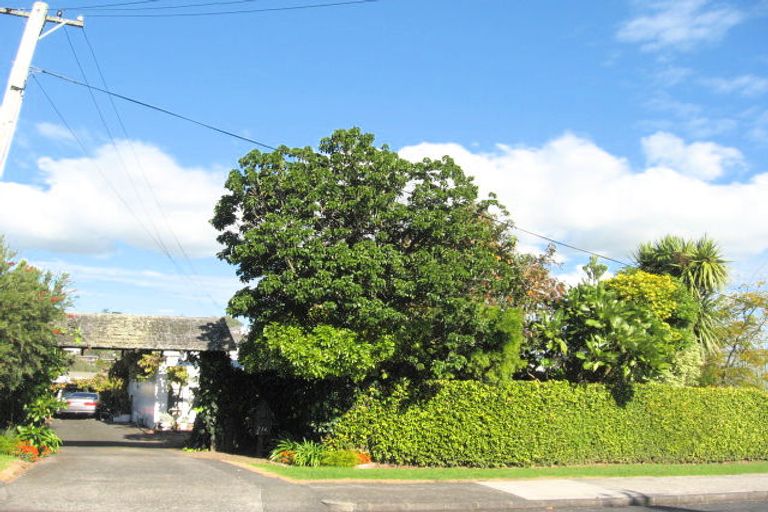 Photo of property in 216 Bleakhouse Road, Mellons Bay, Auckland, 2014