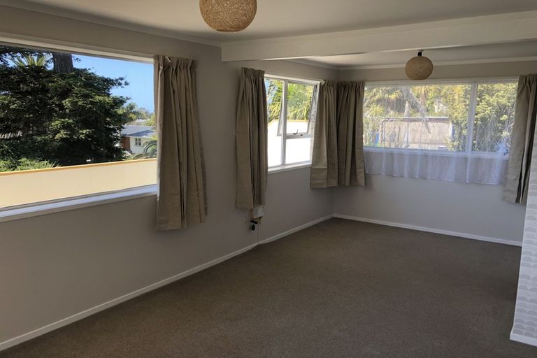 Photo of property in 1/10 Holt Avenue, Torbay, Auckland, 0630