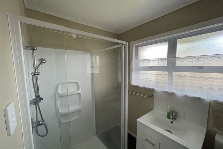 Photo of property in 1/116 Te Atatu Road, Te Atatu South, Auckland, 0610