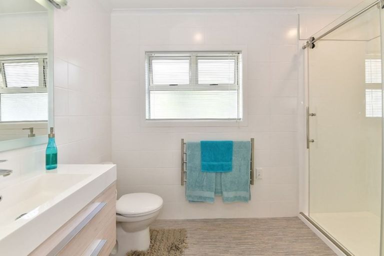 Photo of property in 26 Pohutukawa Avenue, Red Beach, 0932