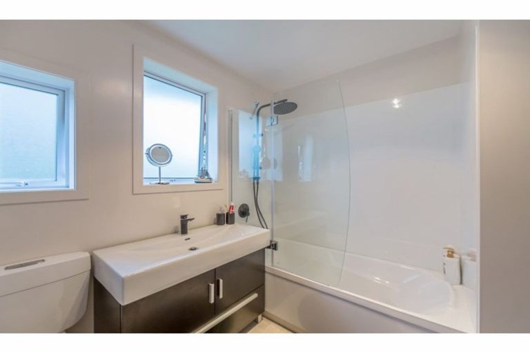 Photo of property in 1/23 Merton Avenue, Glenfield, Auckland, 0627