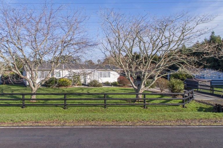 Photo of property in 102 Boord Crescent, Kumeu, 0891