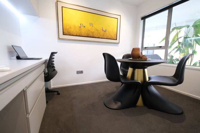 Photo of property in 98 Grande Vue Road, Hillpark, Auckland, 2102