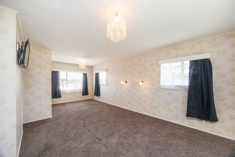 Photo of property in 17 Piper Place, Roslyn, Palmerston North, 4414