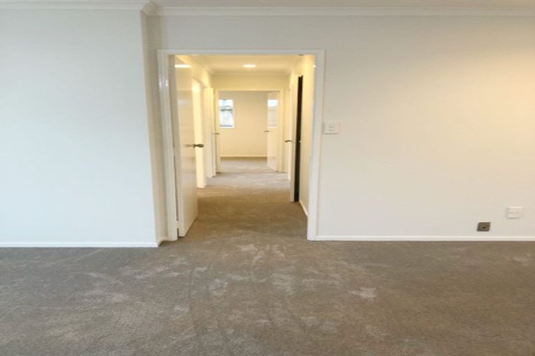 Photo of property in 43 Carisbrook Crescent, Papakura, 2110