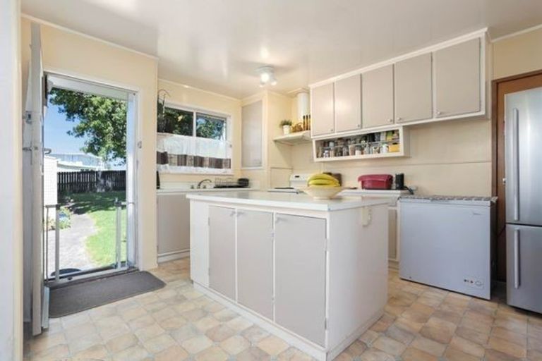 Photo of property in 106 Farquhar Road, Glendene, Auckland, 0602