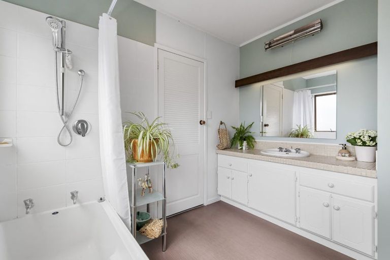 Photo of property in 2/63a Norwood Road, Bayswater, Auckland, 0622